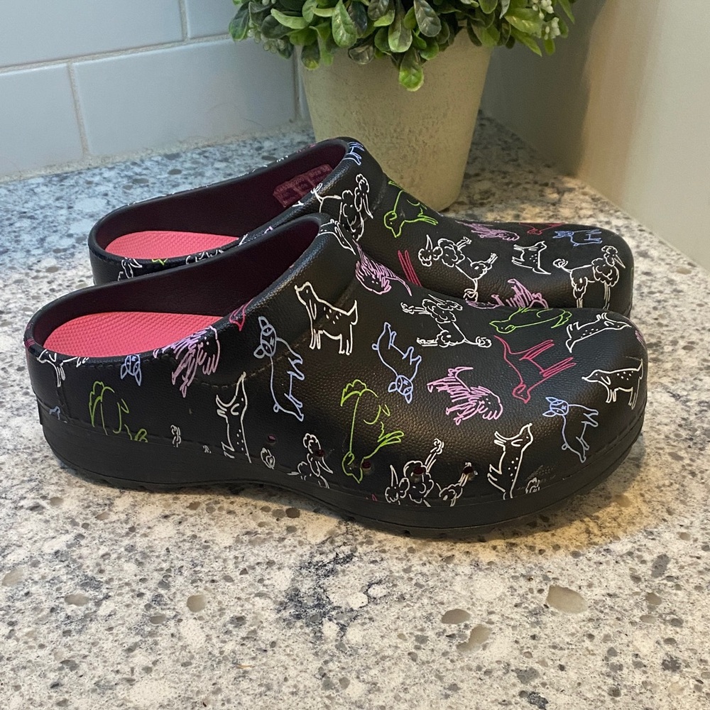 Danko Womans Black Rubber Dog Print Animal Clogs Size 38 or 7.5-8 non slip